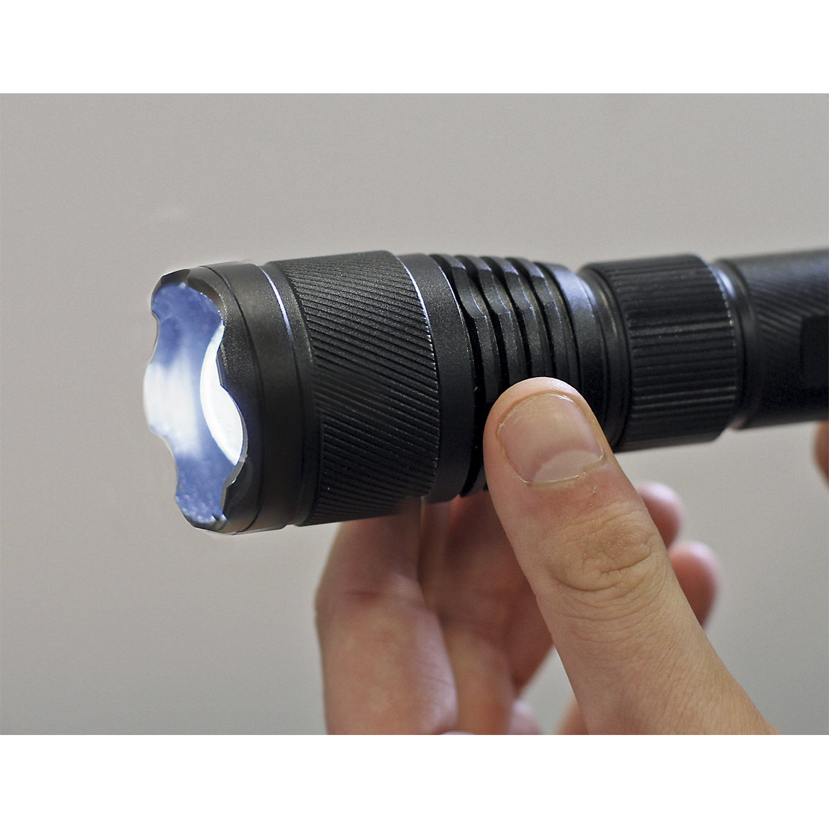 Sealey Rechargeable Aluminium Torch with Adjustable Focus | 10W CREE XPL (Product illustration 2)-1