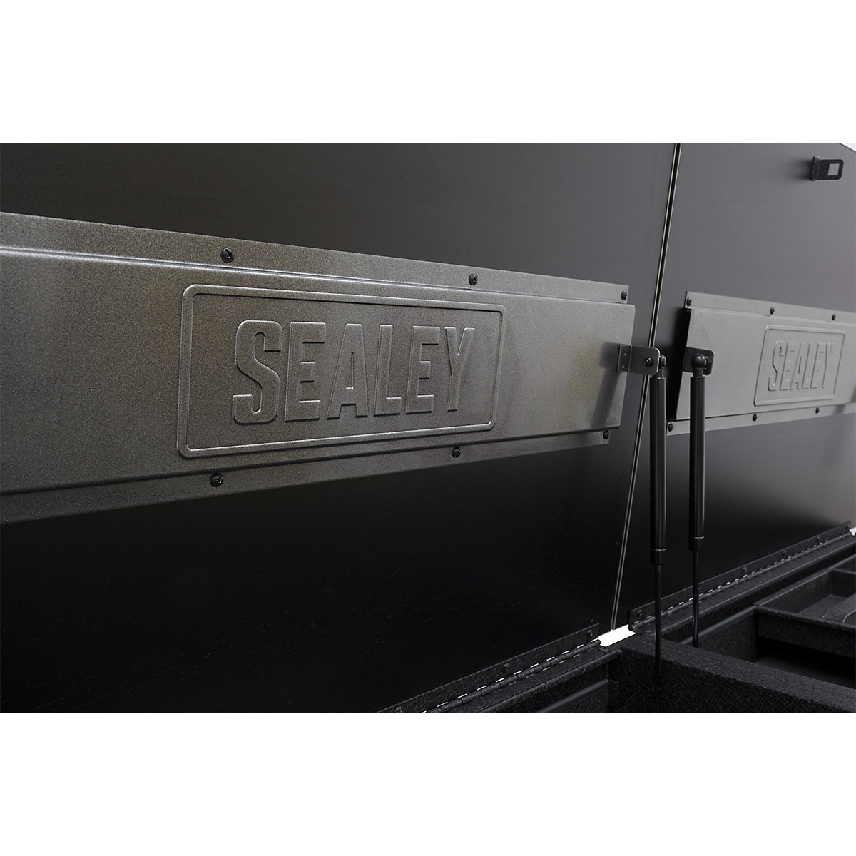 Sealey Superline Pro Black Mobile Tool Cabinet | 1600mm | Power Tool Charging Drawer (Product illustration 10)-9