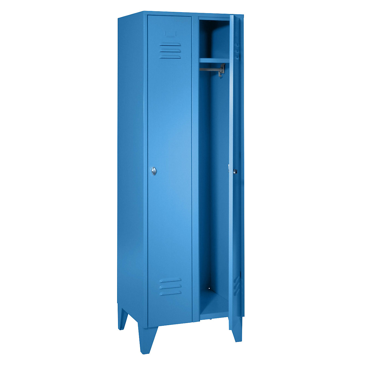 Ocelová skříňka s kuželovými nohami – Wolf, oddíly ve výšce skříně, plnostěnné dveře, šířka oddílu 300 mm, 2 oddíly, světlá modrá-36