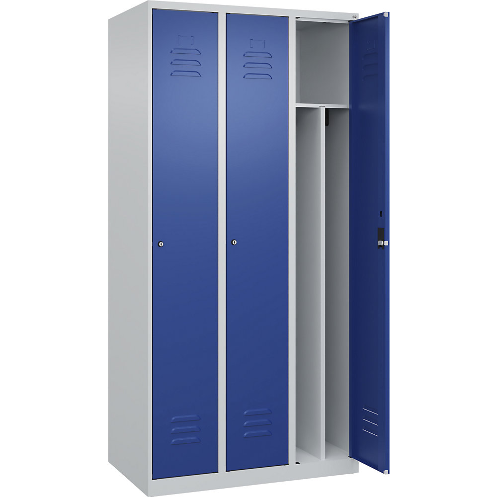 C+P Schwarz-Weiß-Spind Classic PLUS, schmal, 3 Abteile, verkürzte Trennwand mittig, lichtgrau / enzianblau, B 900 mm, mit Bodengleitern, Zylinderschloss,