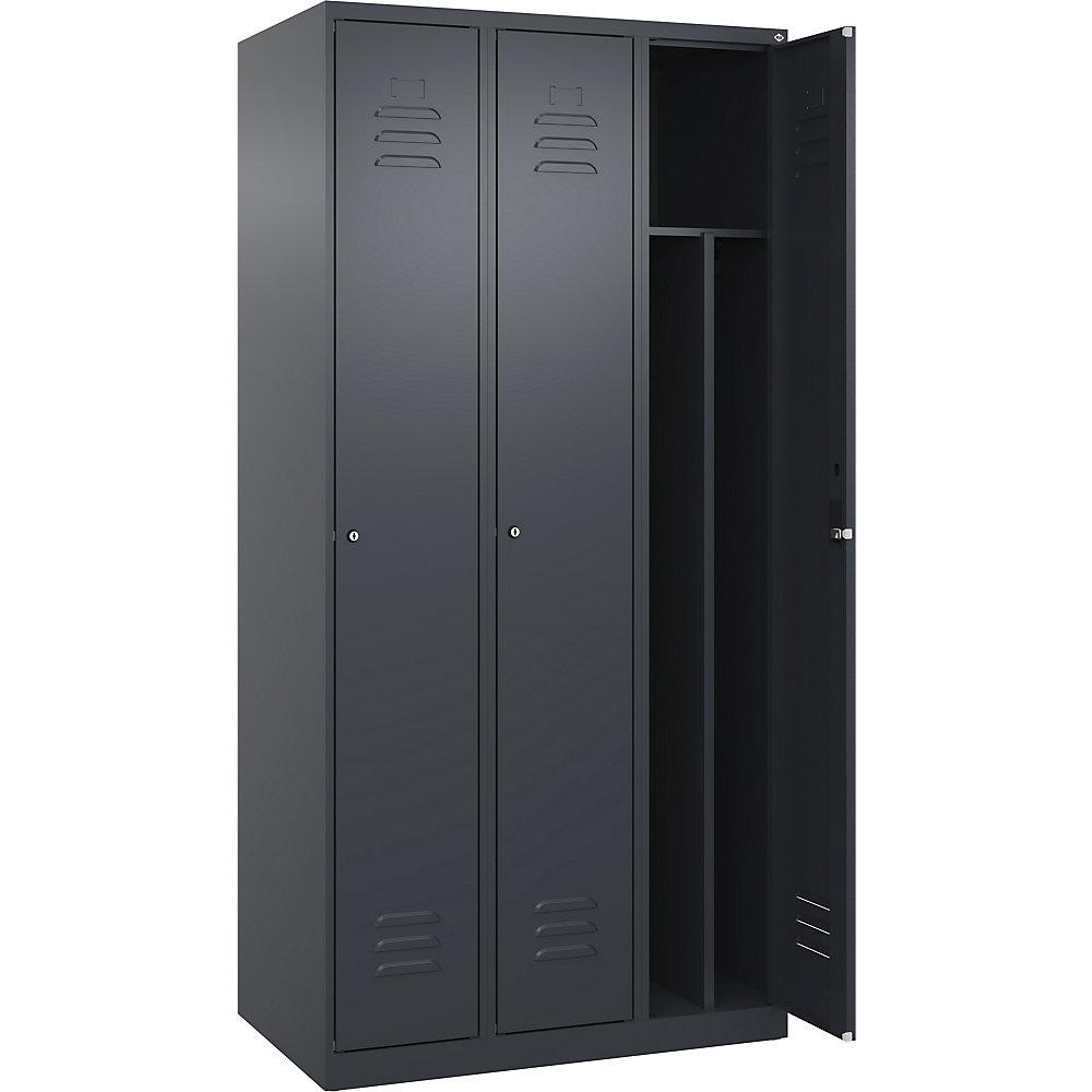 C+P Schwarz-Weiß-Spind Classic PLUS, schmal, 3 Abteile, verkürzte Trennwand mittig, grau, B 900 mm, mit Bodengleitern, Zylinderschloss, Trennwand mittig