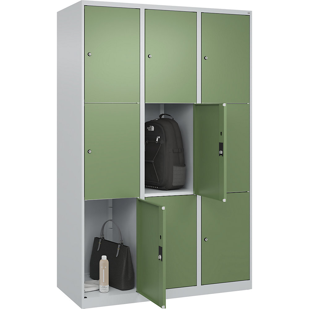 C+P Armario de compartimentos bajo llave Classic PLUS, 3 compartimentos, gris luminoso / verde reseda, anchura 1200 mm, 9 baldas, con tacos