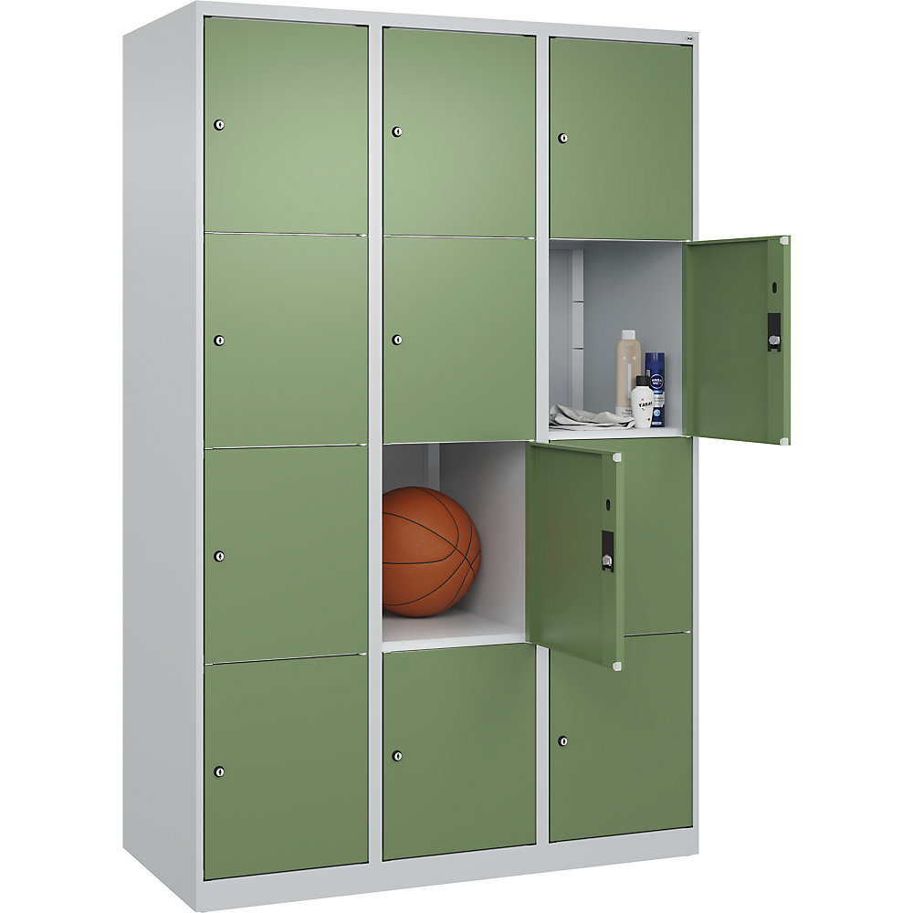 C+P Armario de compartimentos bajo llave Classic PLUS, 3 compartimentos, gris luminoso / verde reseda, anchura 1200 mm, 12 baldas, con tacos