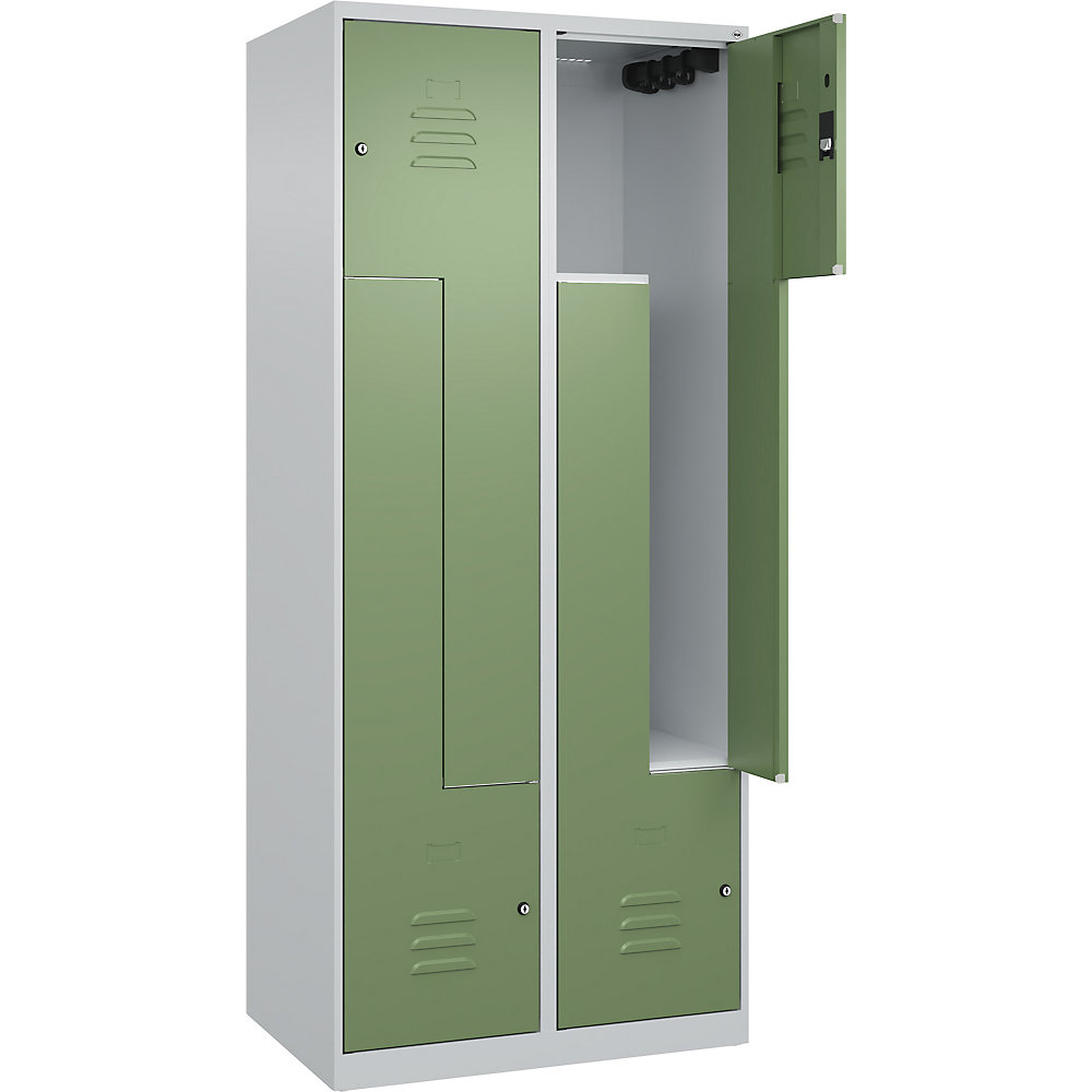 C+P Taquilla en Z Classic PLUS, 2 compartimentos, gris luminoso / verde reseda, anchura 800 mm, con tacos, cerradura de cilindro