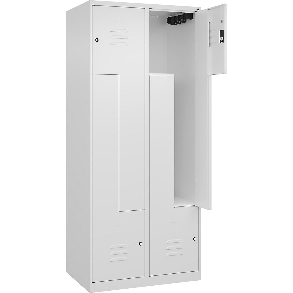 C+P Taquilla en Z Classic PLUS, 2 compartimentos, blanco tráfico, anchura 800 mm, con tacos, cerradura de cilindro