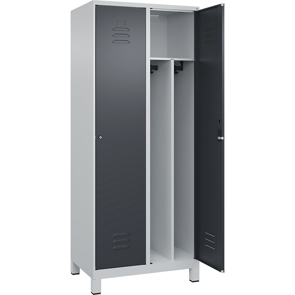 C+P Taquilla Classic PLUS, 2 compartimentos, gris luminoso / gris, anchura 800 mm, con patas, cerradura de cilindro, pared separadora en el centro