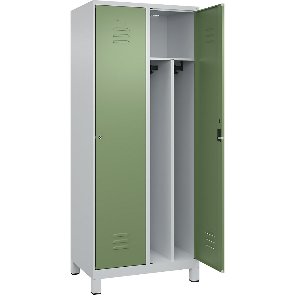 C+P Taquilla Classic PLUS, 2 compartimentos, gris luminoso / verde reseda, anchura 800 mm, con patas, cerradura de cilindro, pared separadora en el centro