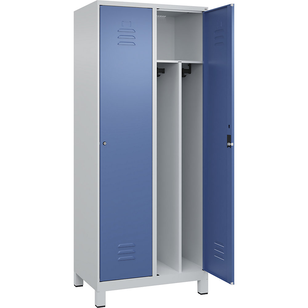 C+P Taquilla Classic PLUS, 2 compartimentos, gris luminoso / azul lejanía, anchura 800 mm, con patas, cerradura de cilindro, pared separadora en el centro