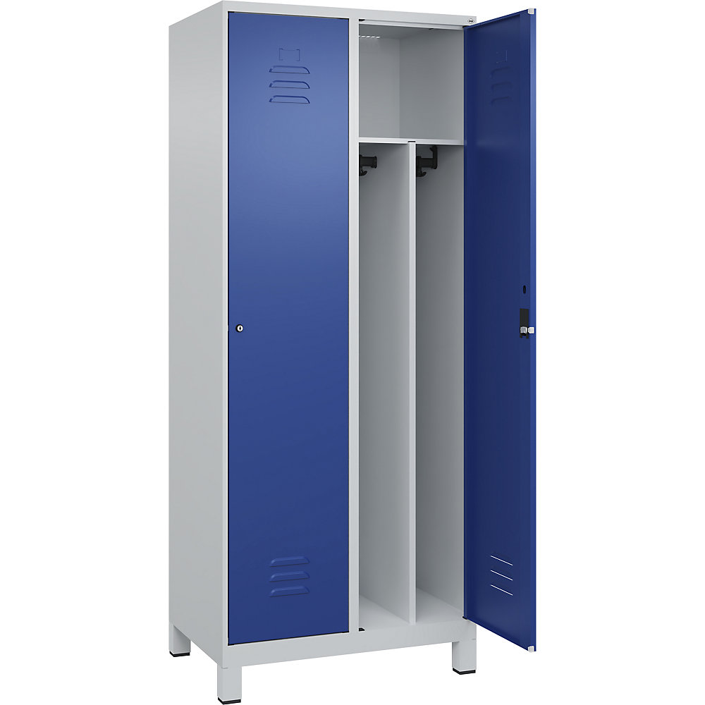 C+P Taquilla Classic PLUS, 2 compartimentos, gris luminoso / azul genciana, anchura 800 mm, con patas, cerradura de cilindro, pared separadora en el centro