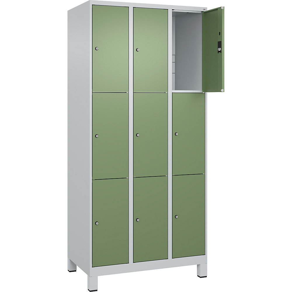 C+P Armario de compartimentos bajo llave Classic PLUS, 3 compartimentos, gris luminoso / verde reseda, anchura 900 mm, 9 baldas, con patas