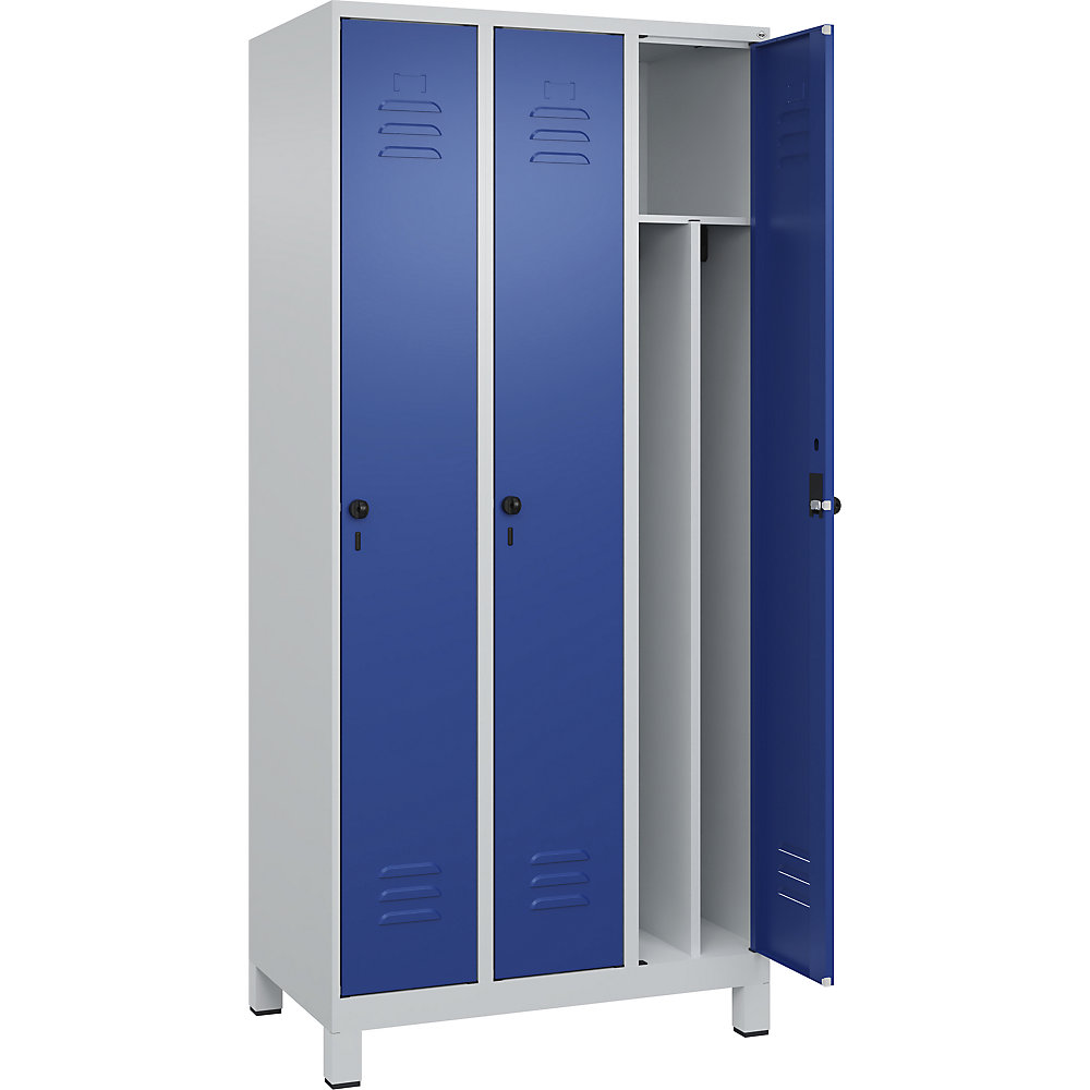 C+P Taquilla Classic PLUS, 3 compartimentos, gris luminoso / azul genciana, anchura 900 mm, con patas, pasador giratorio, pared separadora en el centro