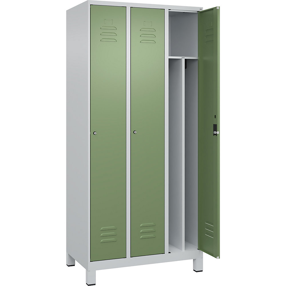 C+P Taquilla Classic PLUS, 3 compartimentos, gris luminoso / verde reseda, anchura 900 mm, con patas, cerradura de cilindro, pared separadora en el centro