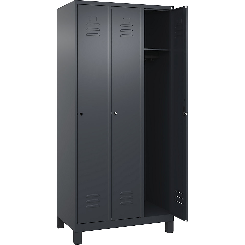 C+P Taquilla Classic PLUS, 3 compartimentos, gris, anchura 900 mm, con patas, cerradura de cilindro