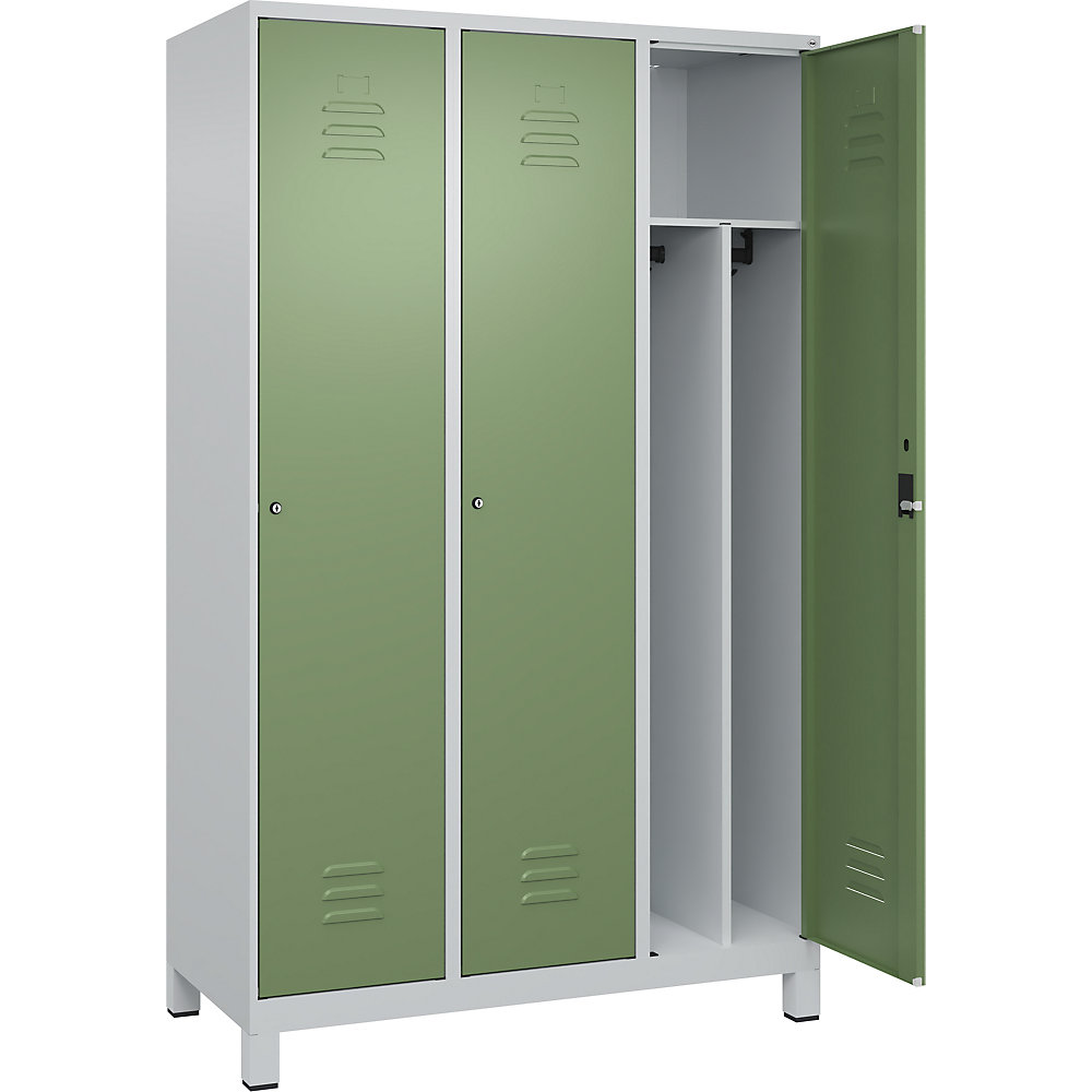 C+P Taquilla Classic PLUS, 3 compartimentos, gris luminoso / verde reseda, anchura 1200 mm, con patas, cerradura de cilindro, pared separadora en el centro