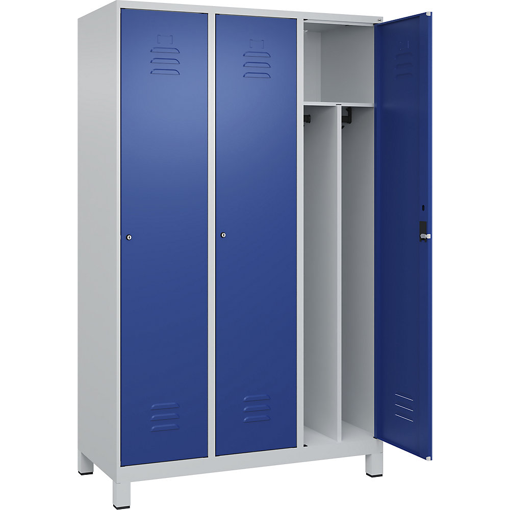 C+P Taquilla Classic PLUS, 3 compartimentos, gris luminoso / azul genciana, anchura 1200 mm, con patas, cerradura de cilindro, pared separadora en el centro