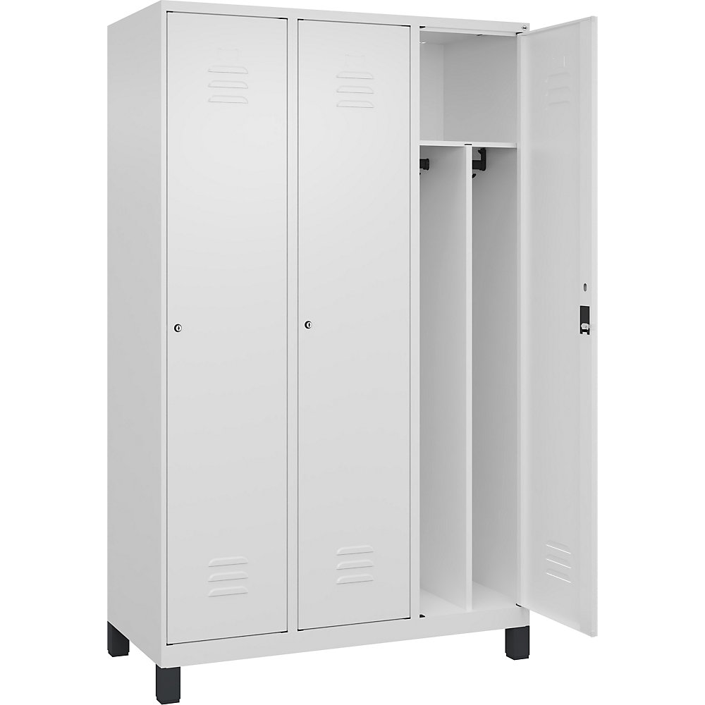C+P Taquilla Classic PLUS, 3 compartimentos, blanco tráfico, anchura 1200 mm, con patas, cerradura de cilindro, pared separadora en el centro