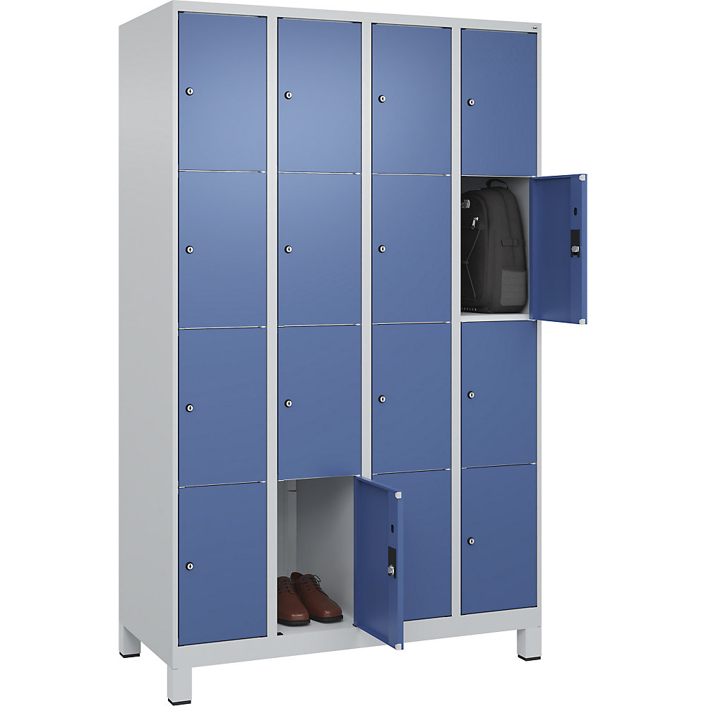 C+P Armario de compartimentos bajo llave Classic PLUS, 4 compartimentos, gris luminoso / azul lejanía, anchura 1200 mm, 16 baldas, con patas