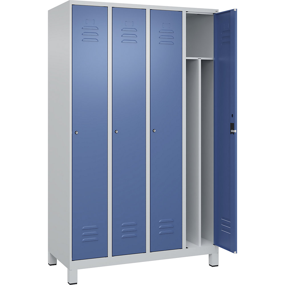 C+P Taquilla Classic PLUS, 4 compartimentos, gris luminoso / azul lejanía, anchura 1200 mm, con patas, cerradura de cilindro, pared separadora en el centro