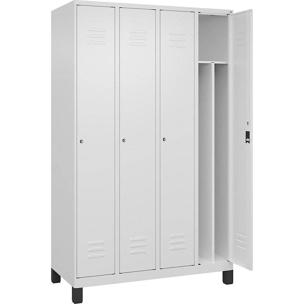 C+P Taquilla Classic PLUS, 4 compartimentos, blanco tráfico, anchura 1200 mm, con patas, cerradura de cilindro, pared separadora en el centro