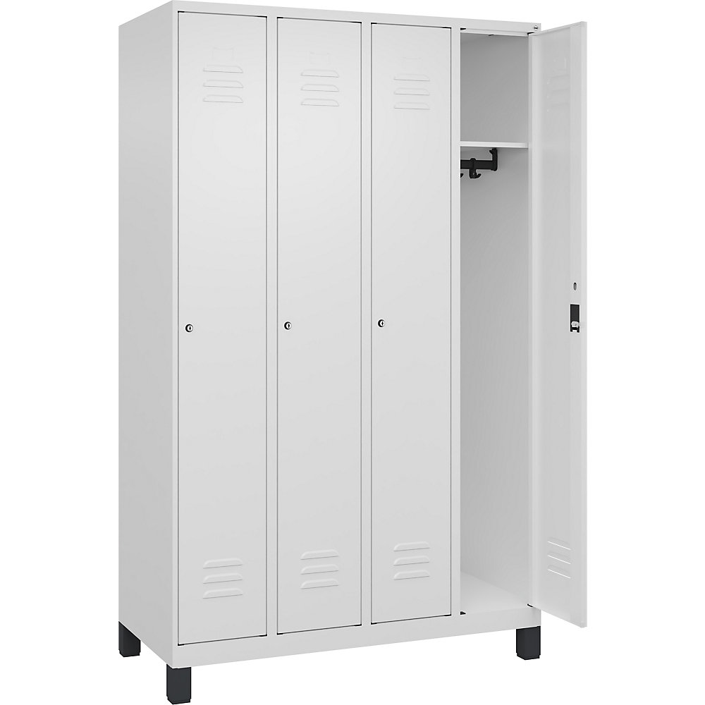C+P Taquilla Classic PLUS, 4 compartimentos, blanco tráfico, anchura 1200 mm, con patas, cerradura de cilindro