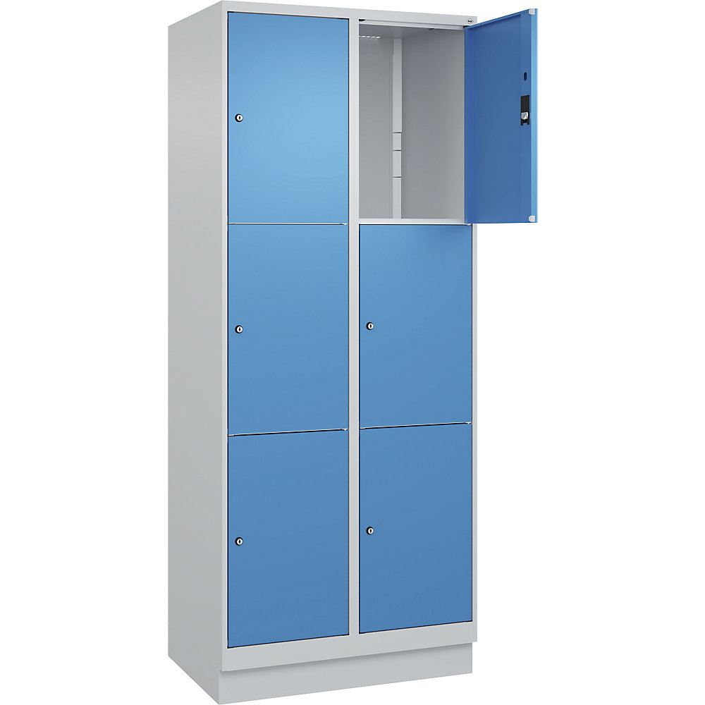 3er-Schließfachschrank Classic PLUS, 2 Abteile, lichtgrau / lichtblau, B 800 mm, 6 Fächer, mit Bodensockel C+P
