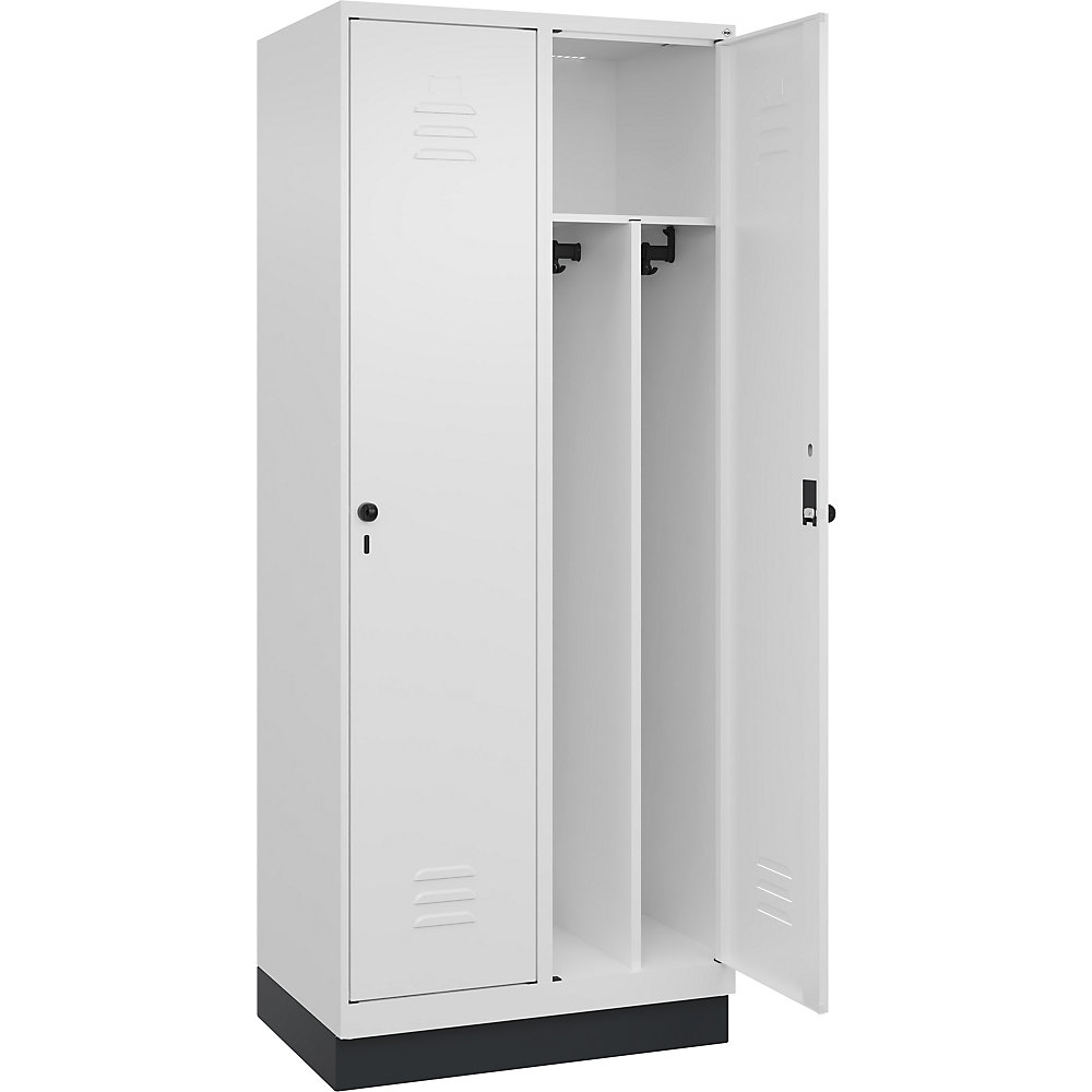 C+P Schwarz-Weiß-Spind Classic PLUS, schmal, 2 Abteile, verkürzte Trennwand mittig, verkehrsweiß, B 800 mm, mit Bodensockel, Drehriegel, Trennwand mittig