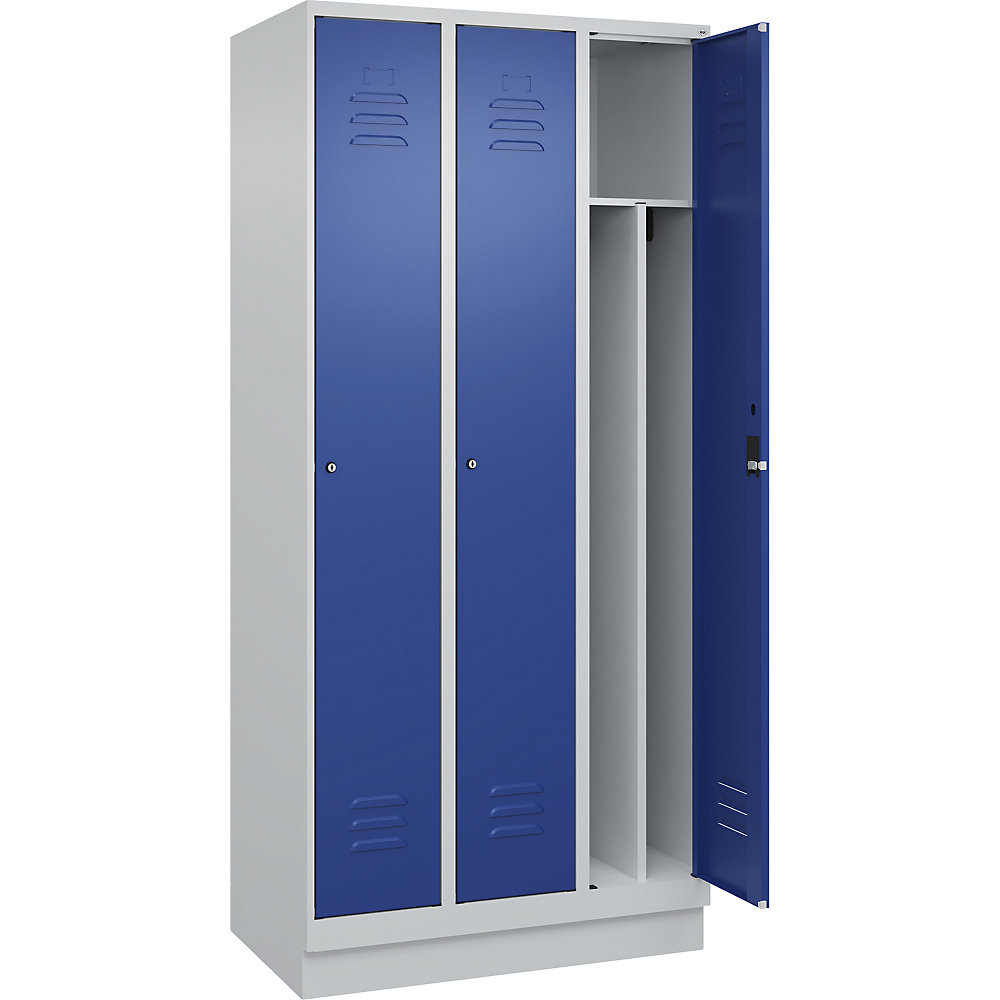 C+P Taquilla Classic PLUS, 3 compartimentos, gris luminoso / azul genciana, anchura 900 mm, con zócalo, cerradura de cilindro, pared separadora en el centro