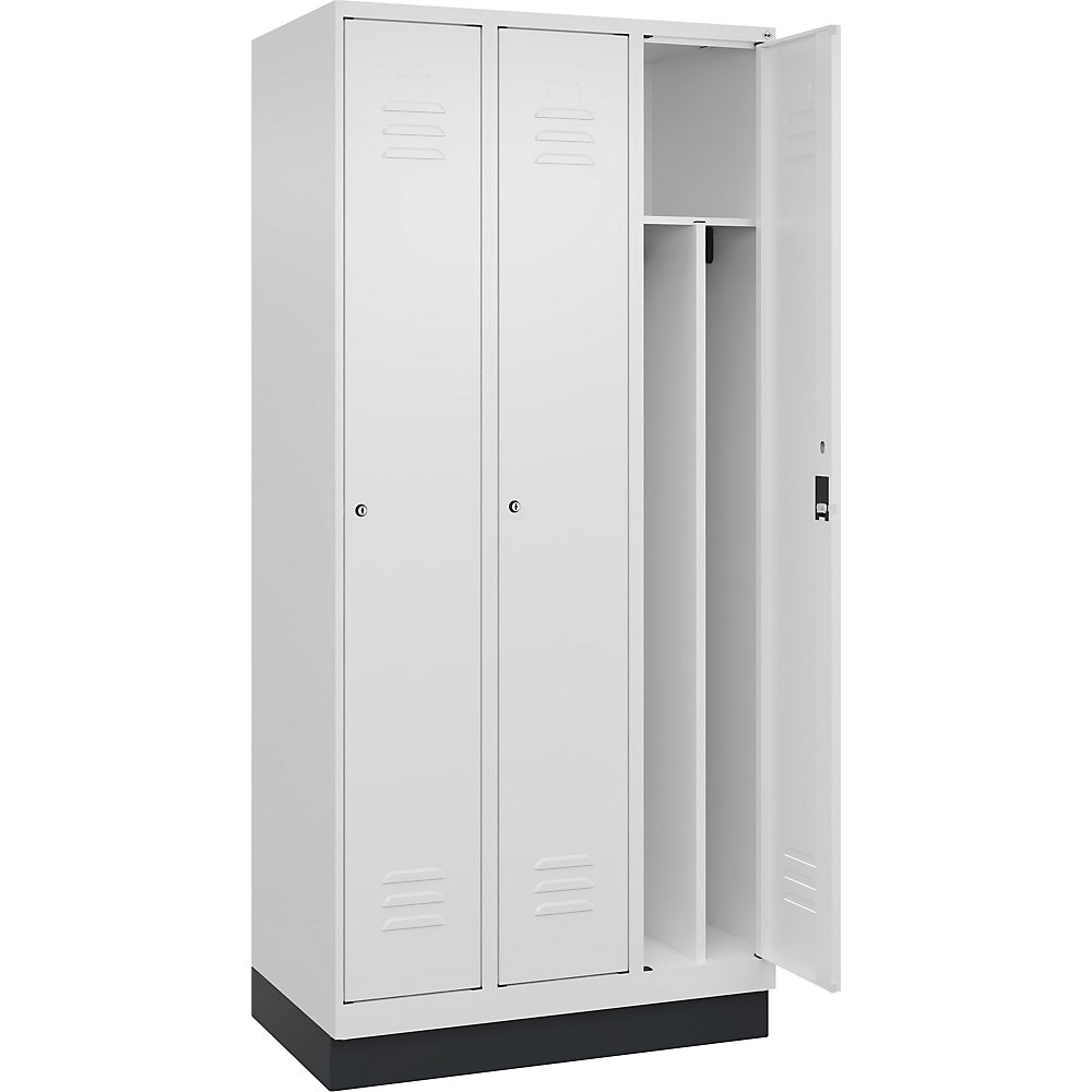 C+P Schwarz-Weiß-Spind Classic PLUS, schmal, 3 Abteile, verkürzte Trennwand mittig, verkehrsweiß, B 900 mm, mit Bodensockel, Zylinderschloss, Trennwand