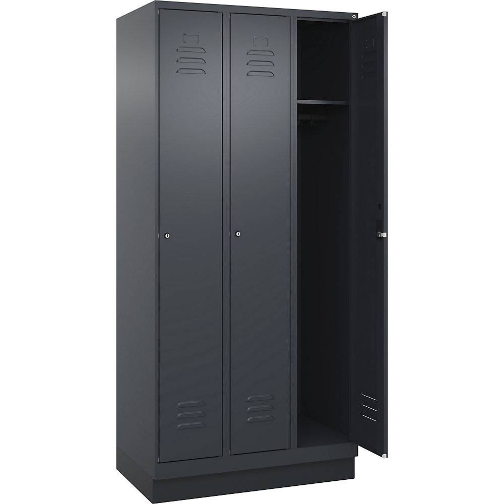 C+P Taquilla Classic PLUS, 3 compartimentos, gris, anchura 900 mm, con zócalo, cerradura de cilindro
