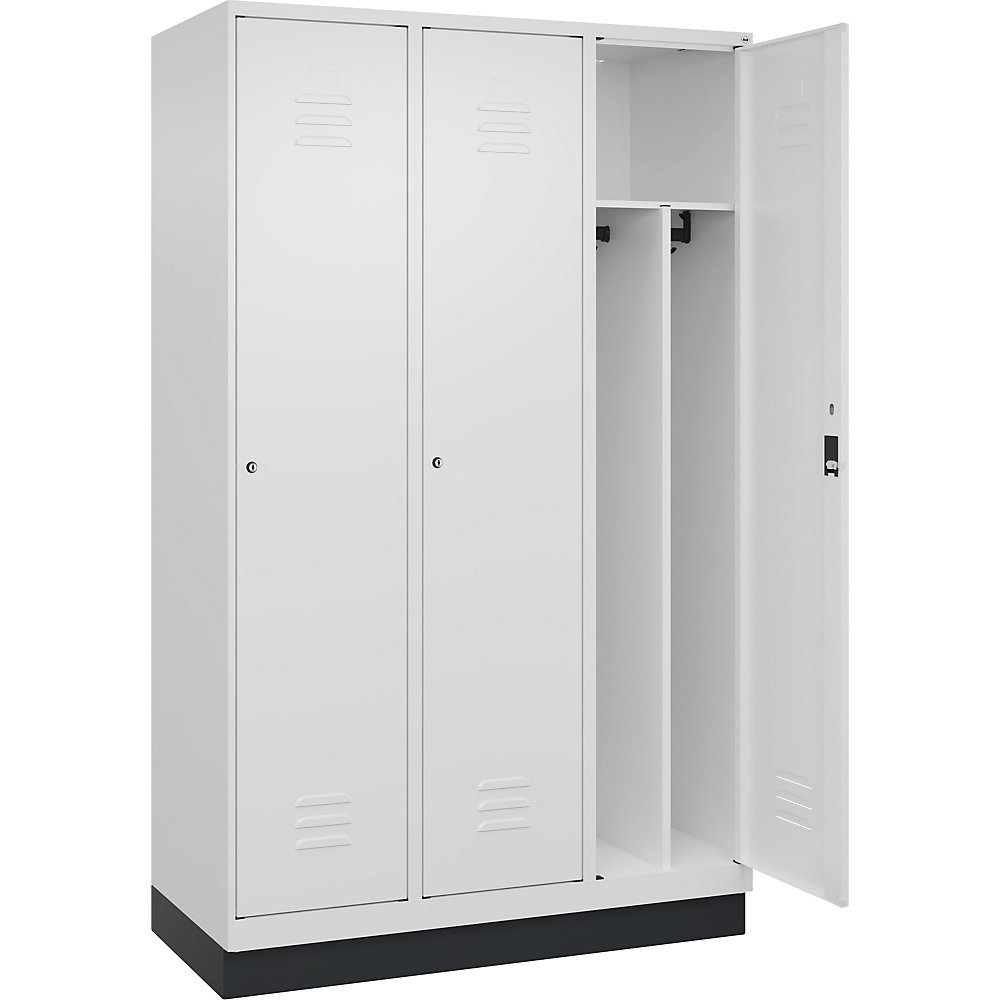C+P Taquilla Classic PLUS, 3 compartimentos, blanco tráfico, anchura 1200 mm, con zócalo, cerradura de cilindro, pared separadora en el centro