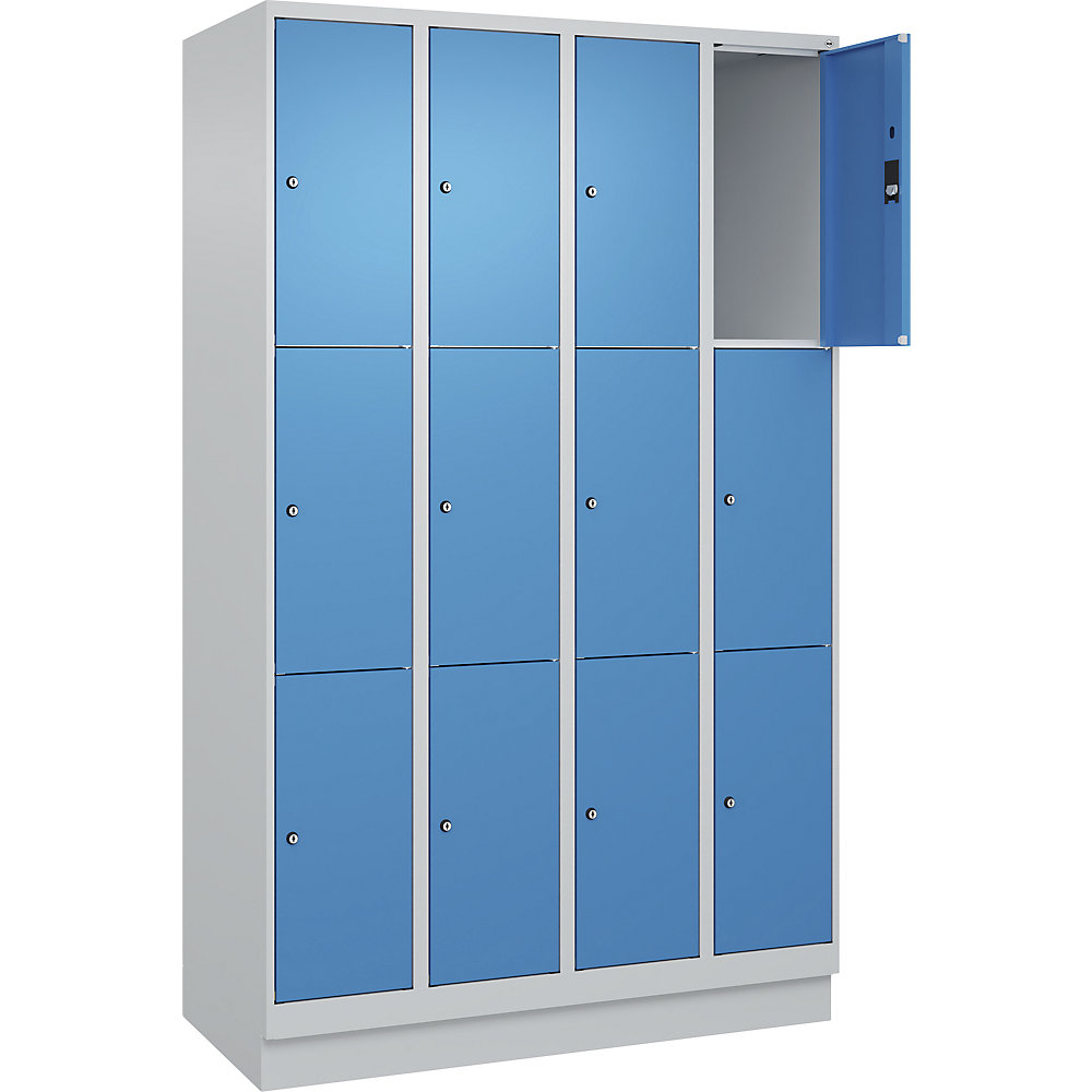 C+P Armario de compartimentos bajo llave Classic PLUS, 4 compartimentos, gris luminoso / azul luminoso, anchura 1200 mm, 12 baldas, con zócalo
