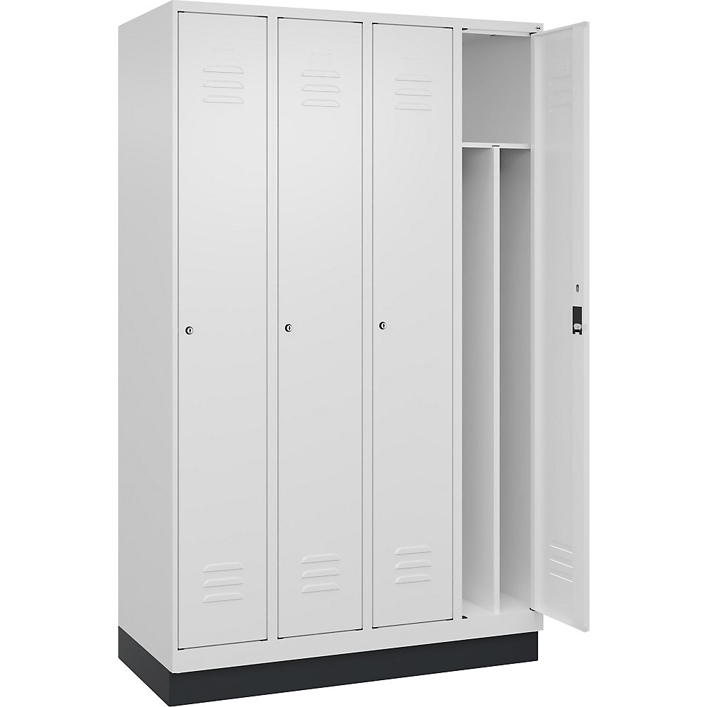 C+P Taquilla Classic PLUS, 4 compartimentos, blanco tráfico, anchura 1200 mm, con zócalo, cerradura de cilindro, pared separadora en el centro