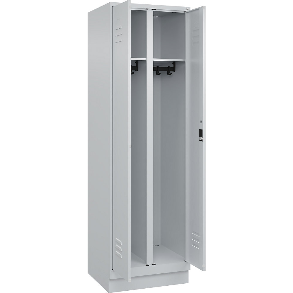 Schwarz-Weiß-Spind Classic PLUS, Trennwand mittig, 1 Abteil, lichtgrau, HxB 1950 x 600 mm, mit Bodensockel, Zylinderschloss C+P