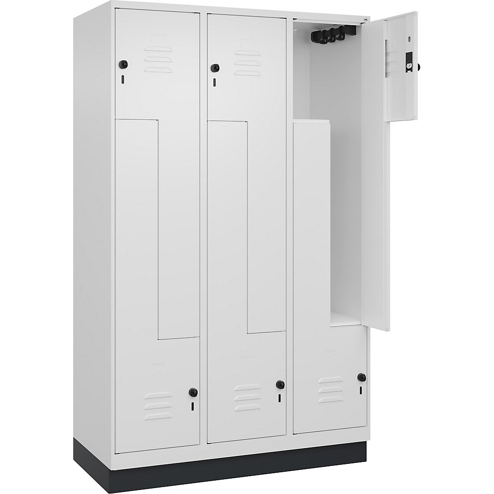 Z-Spind Classic PLUS, 3 Abteile, verkehrsweiß, B 1200 mm, mit Bodensockel, Drehriegel C+P