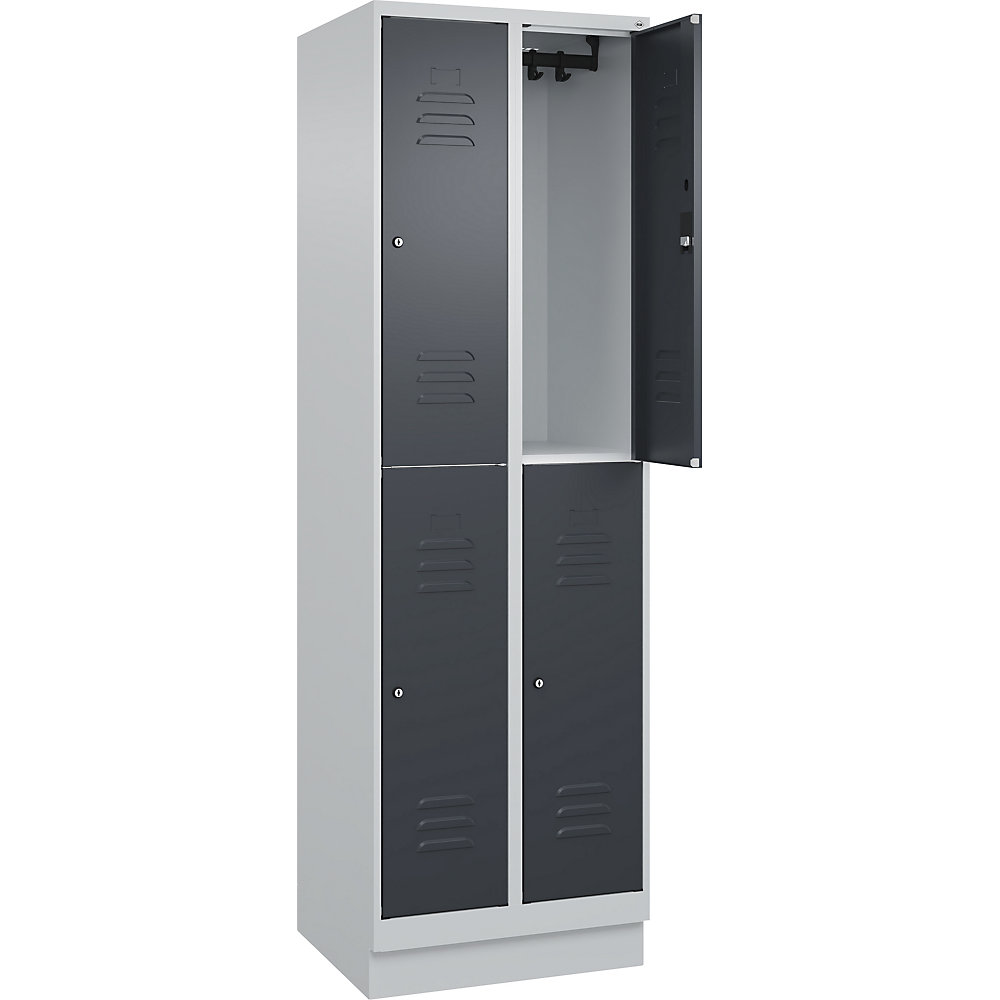 Doppelstock-Spind Classic PLUS, 2 Abteile, lichtgrau / grau, HxB 1950 x 600 mm, mit Bodensockel, Zylinderschloss C+P
