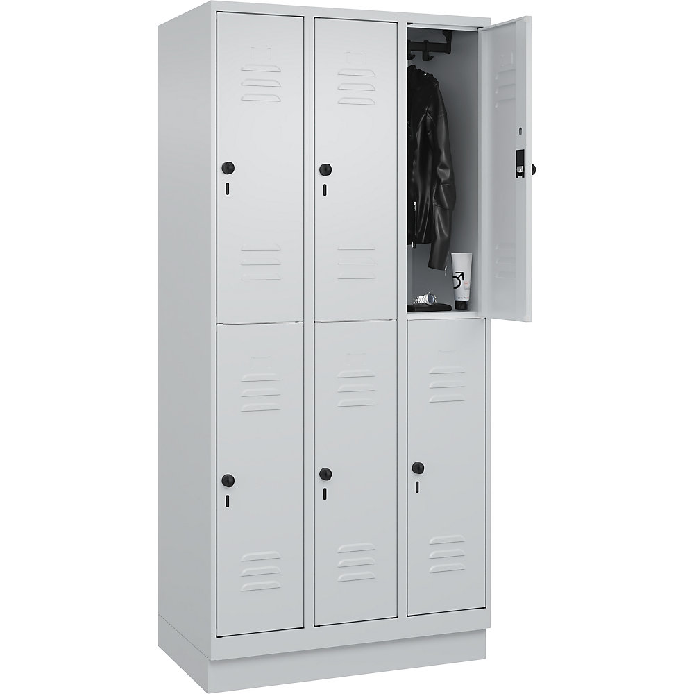 Doppelstock-Spind Classic PLUS, 3 Abteile, lichtgrau, HxB 1950 x 900 mm, mit Bodensockel, Drehriegel C+P