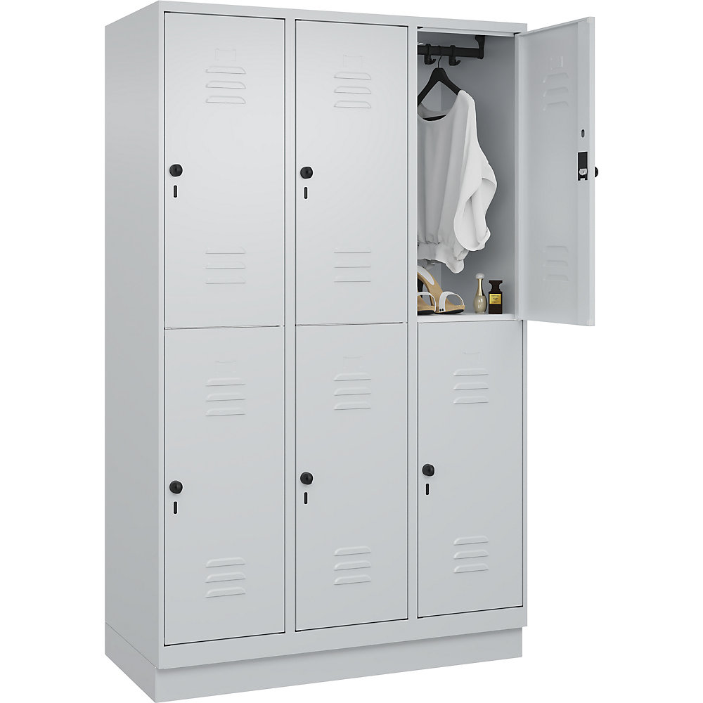 Doppelstock-Spind Classic PLUS, 3 Abteile, lichtgrau, HxB 1950 x 1200 mm, mit Bodensockel, Drehriegel C+P