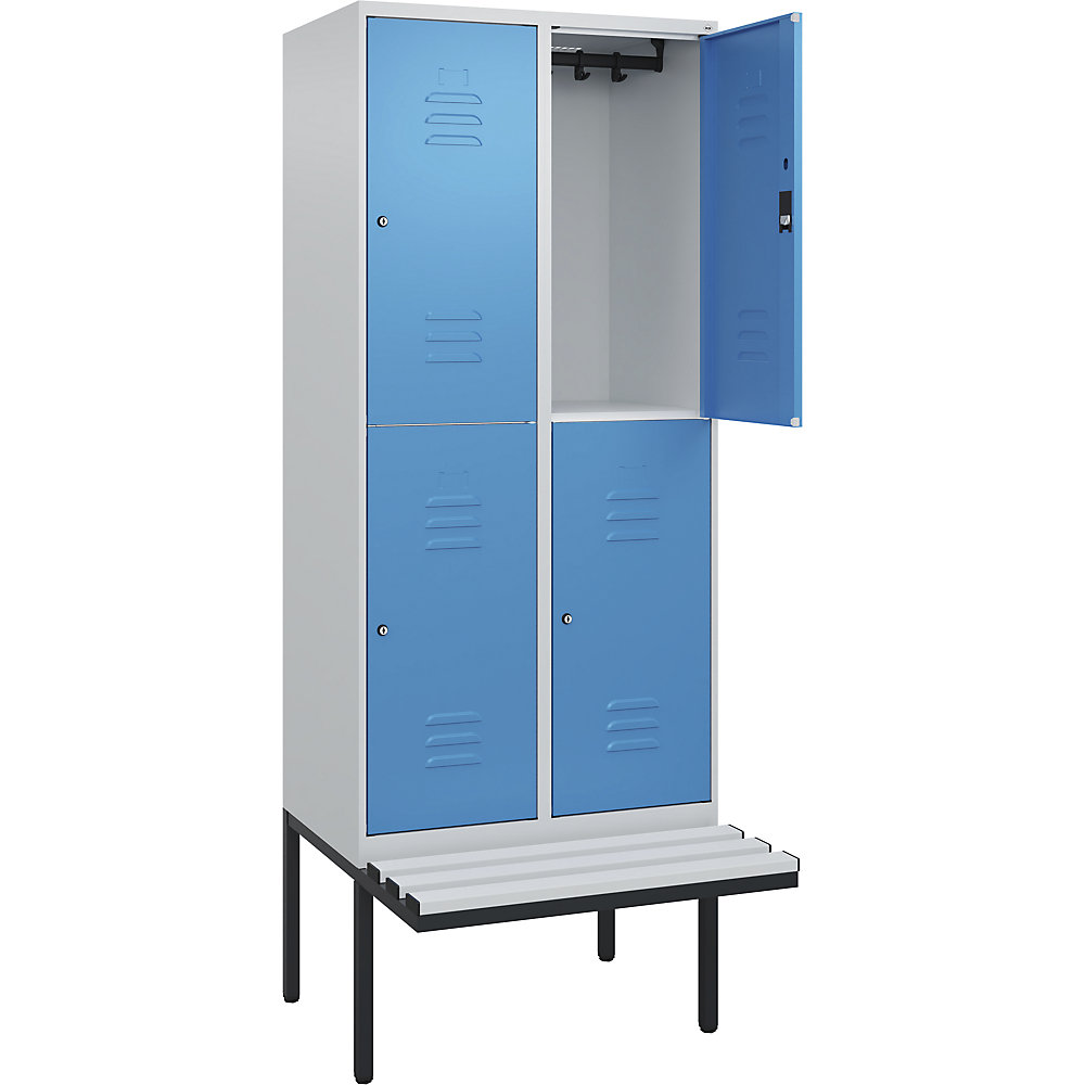 C+P Kledingkast Classic PLUS met twee verdiepingen en zitbank, 2 compartimenten, lichtgrijs / lichtblauw, b = 800 mm, cilinderslot, vrijdragend, kunststof