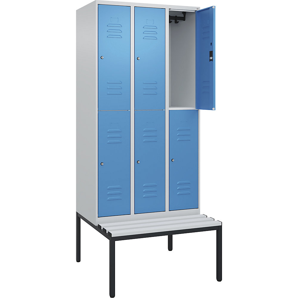 C+P Kledingkast Classic PLUS met twee verdiepingen en zitbank, 3 compartimenten, lichtgrijs / lichtblauw, b = 900 mm, cilinderslot, ondergebouwd, kunststof