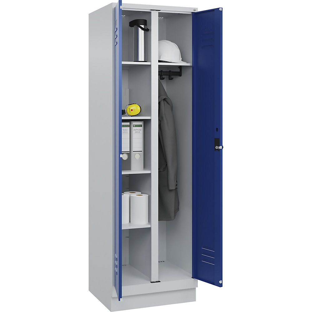 Putzmittelspind Classic PLUS, 1 Abteil, Trennwand mittig, lichtgrau / enzianblau, B 600 mm, mit Bodensockel, Drehriegel C+P