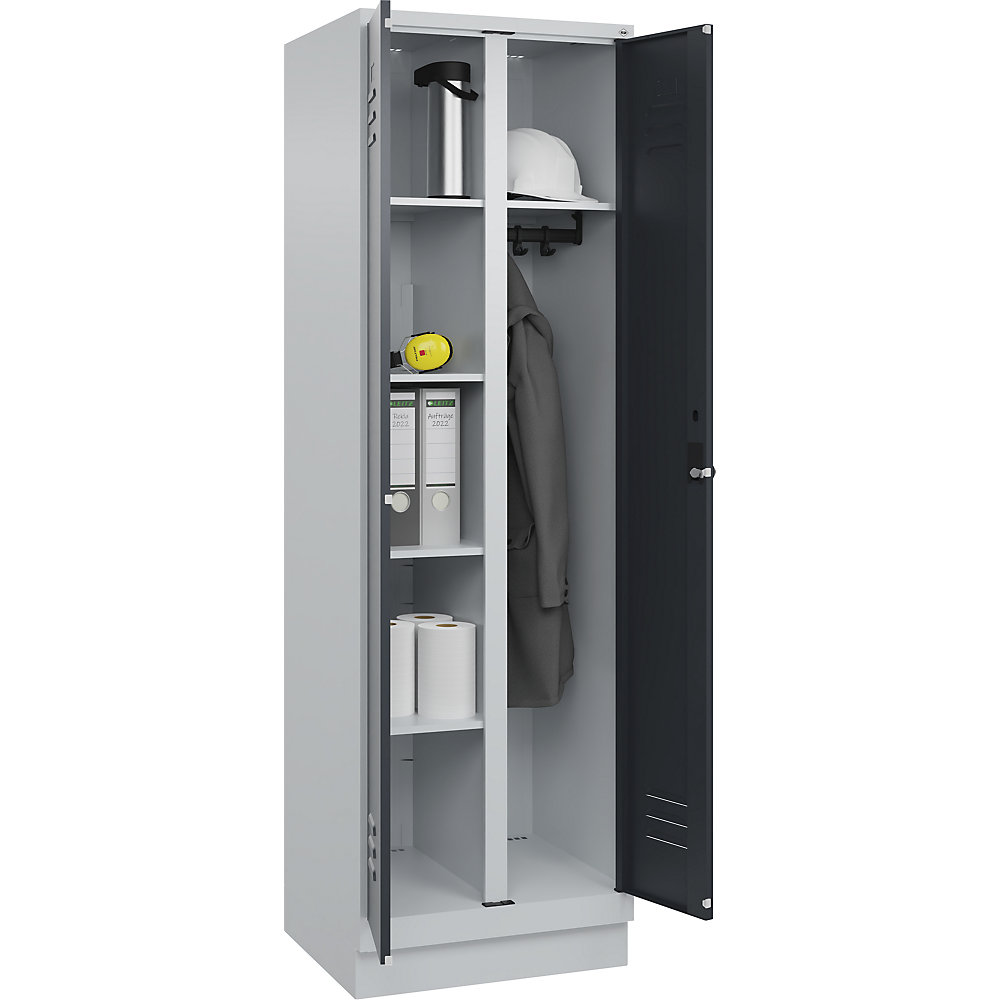 Putzmittelspind Classic PLUS, 1 Abteil, Trennwand mittig, lichtgrau / grau, B 600 mm, mit Bodensockel, Drehriegel C+P