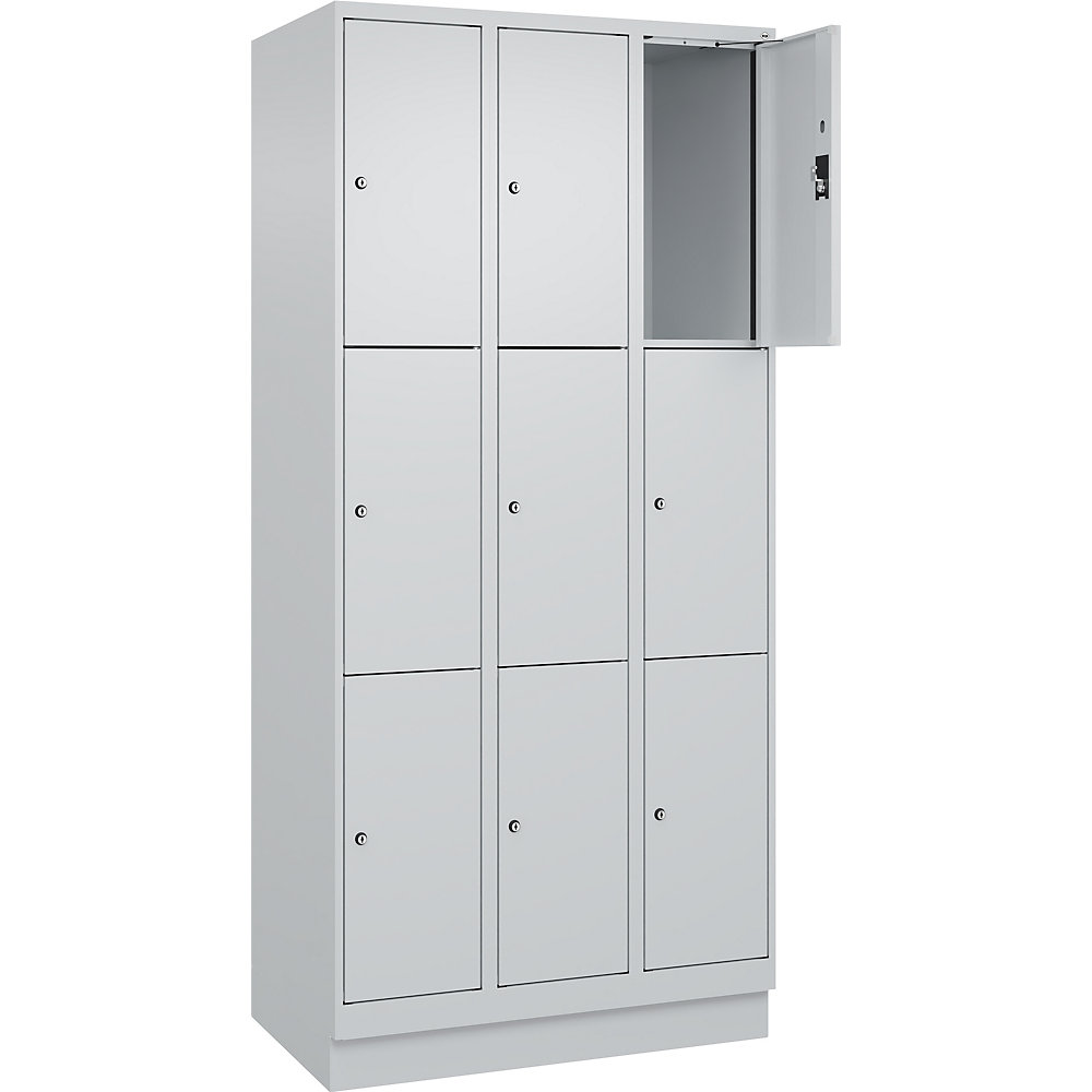 kaiserkraft 3er-Schließfachschrank Evolo PLUS, 3 Abteile, lichtgrau, B 900 mm, 9 Fächer, mit Bodensockel, Zylinderschloss