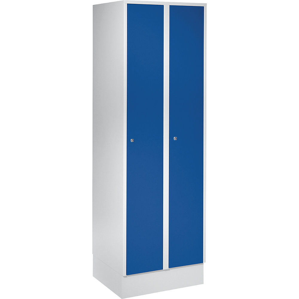 Spind München, 2 Abteile, lichtgrau / enzianblau, B 600 mm, mit Bodensockel Wolf