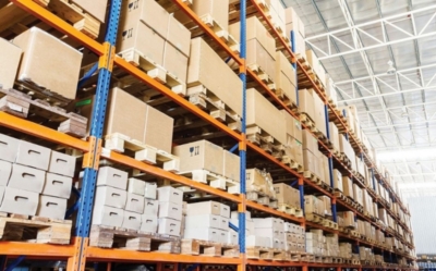 Warehouse shelving with even load distribution